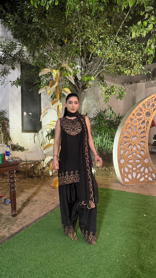 Dupatta Shahzadi-e-Siyah (شہزادیِ سیاہ) – “Princess of Black”